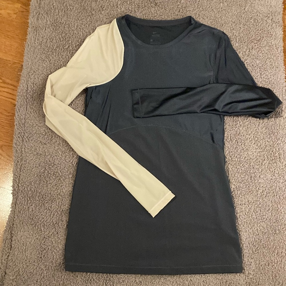 Nike Pro hypercool size M